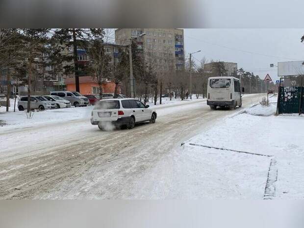 Свежевыпавший снег в очередной раз поставил Читу «на колени»