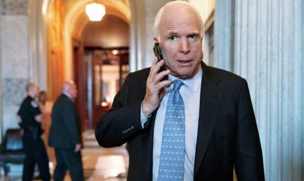 Маккейн: США хочет добиться разрешения поставлять оружие на Украину