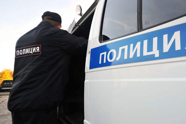 В Омске задержали подозреваемого в работе курьером на мошенниеов