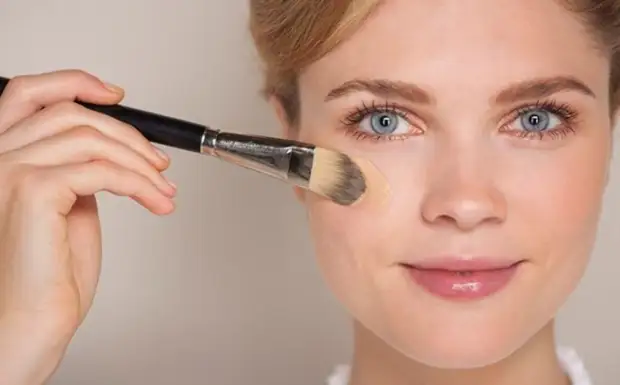 Техника нанесения тонального крема: 6 простых шагов к идеальному макияжу