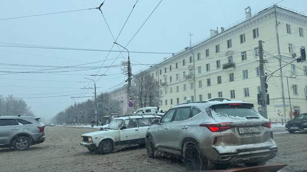 У автовокзала в Туле образовалась огромная пробка из-за неработающего светофора