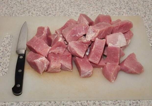Нарезайте мясо небольшими кусочками, чтобы оно быстрее прожарилось / Фото: karamellka.ru