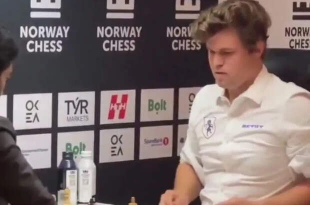 Карлсену засчитали поражение на ЧМ по блицу из-за сбитых с доски фигур