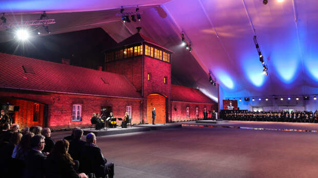 Освободился "сам собой" или американцы помогли? Как в Освенциме забыли о настоящих освободителях