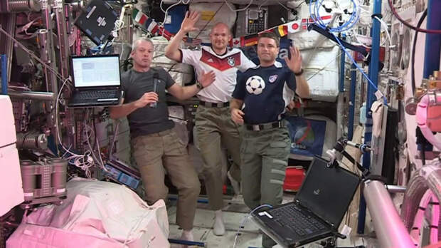 Astronauts_to_watch_World_Cup_from_Space_Station_pillars (700x393, 304Kb)