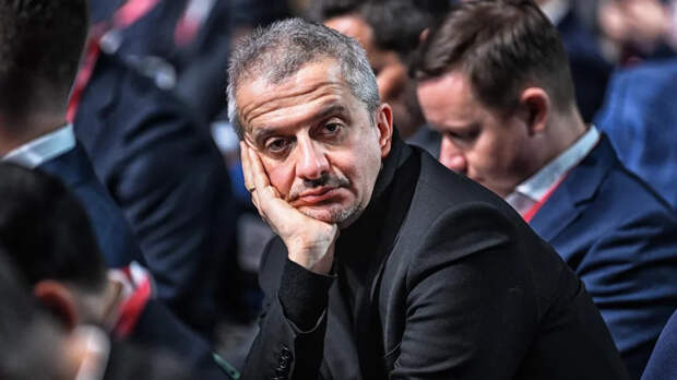 Выпускники Школы-студии МХАТ потребовали отстранить Богомолова от должности