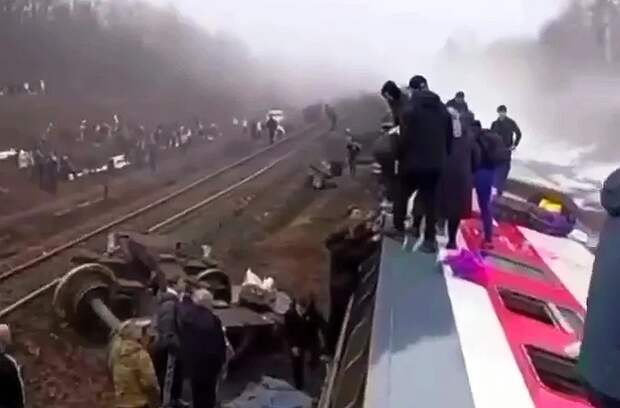 Показаны кадры с места крушения пассажирского поезда в Ульяновской области