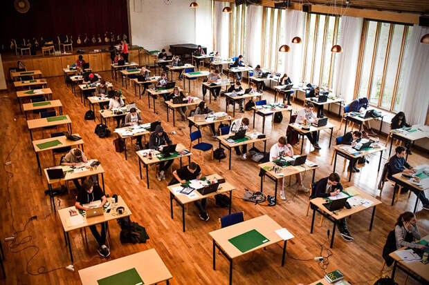 Рис. 1. На некоторых экзаменах датским школьникам разрешают пользоваться компьютерами и интернетом, на других это запрещено