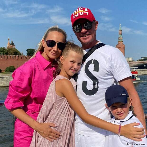 Роман Костомаров с женой сделали заявление из Сочи