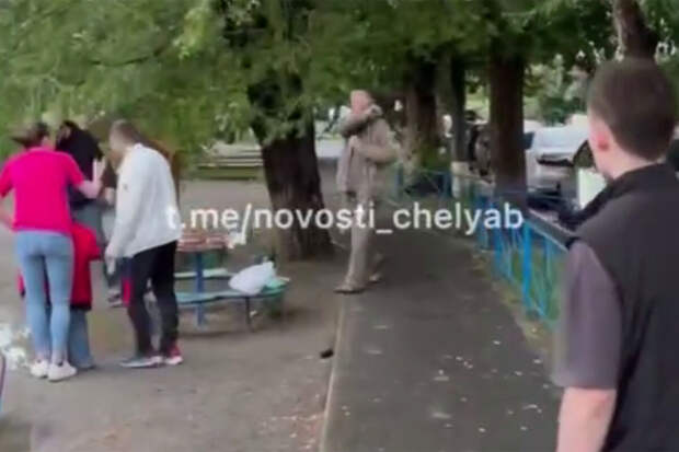 Shot: в Челябинске педагог с мачете кидался на соседей с детьми во дворе
