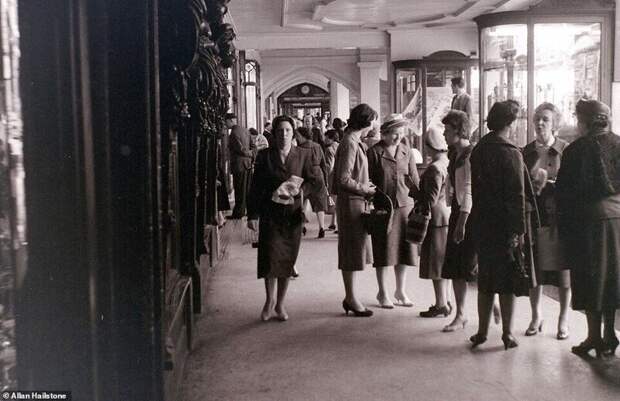 Посетительницы в Честерских галереях у входов в магазины, Честер, 7 мая 1960 года. Честерские галереи - уникальная достопримечательность города
