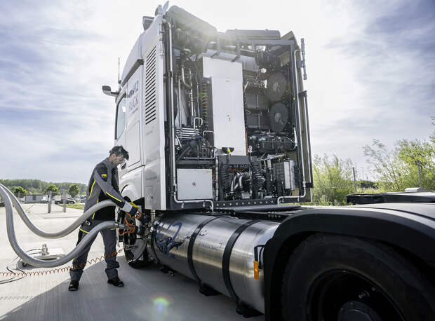 Mercedes-Benz начал испытания грузовика на топливных элементах
