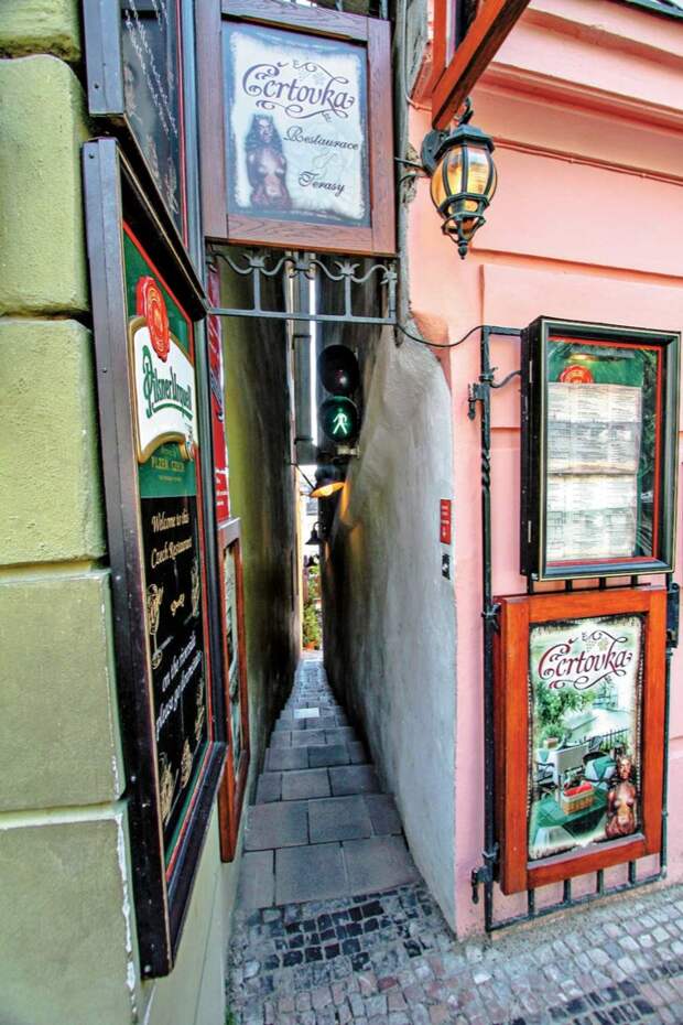 Авто-факт: в Праге светофор регулирует проход через самую узкую улицу