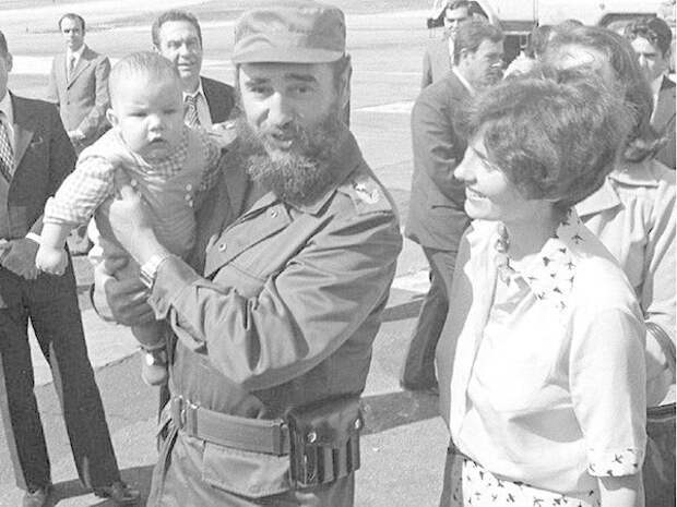 Фидель Кастро держит на руках нынешнего премьер-министра Канады Джастина Трюдо, 1972 год Историческая фотография, редкие фотографии, ретро фото, фото