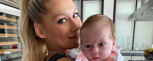 Анна Курникова показала видео с дочерью в честь ее первого дня рождения