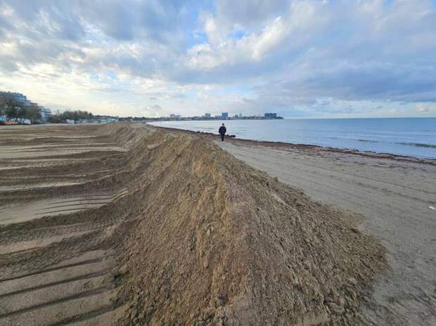 Анапу ждет новый мазутный апокалипсис? За ночь на берегу выросли защитные валы: власти молчат