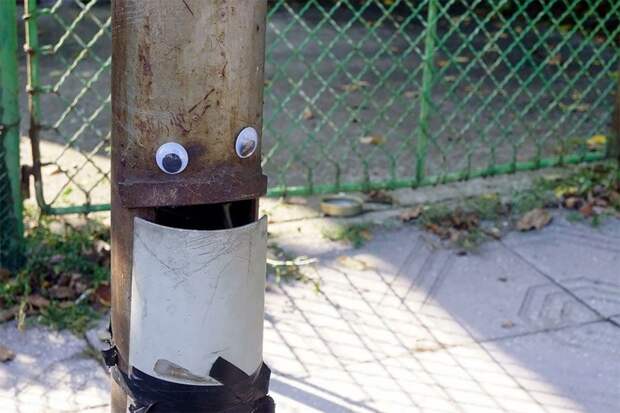 Болгарский уличный художник крепит выпуклые глаза к поломанным вещам, наделяя их забавным видом глаза, художник