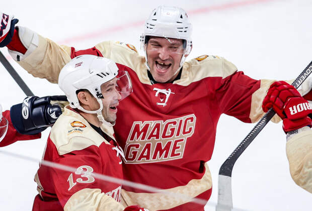 Мостовой посвятил стихотворение забросившему тысячу шайб в НХЛ Овечкину