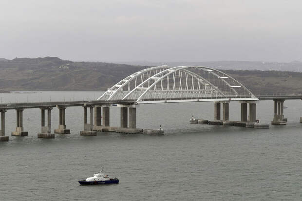 На Крымскому мосту возобновили движение после кратковременного перекрытия
