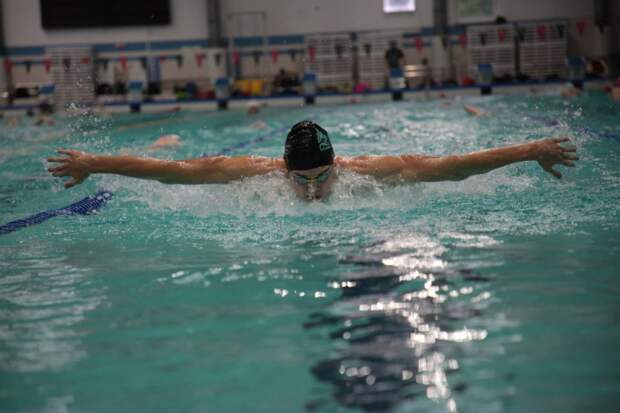 Мирослав Алексеев во время тренировки плывёт стилем баттерфляй. Фото: Андрей Дмытрив