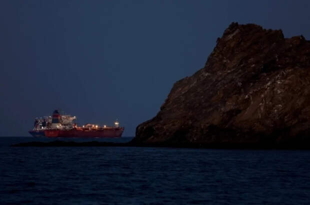 Bloomberg: через Ормузский пролив прошел второй «корабль-зомби»