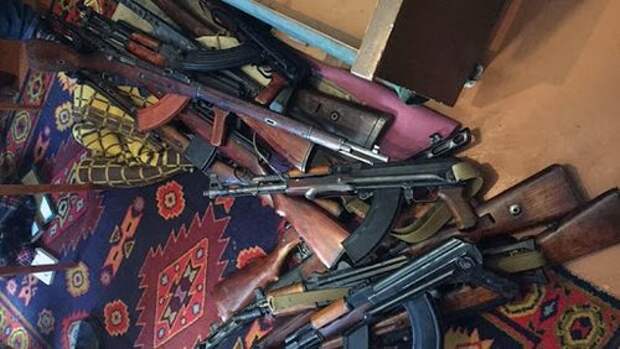 Почему у Зеленского решили раздать фашистам оружие