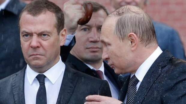 Почему Путин переназначил Медведева премьер-министром: Carnegie.ru