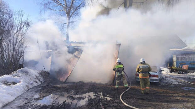 В Сараевском округе сгорел гараж вместе с машиной ВАЗ-2107