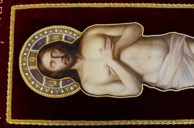 Архипастырь освятил обновлённую старинную плащаницу в монастыре.