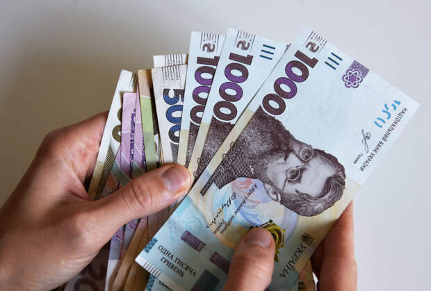 Курс украинской валюты упал до исторического минимума