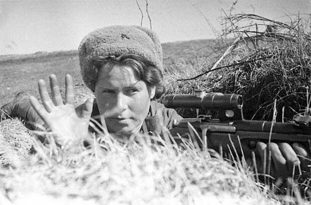 Девушка — снайпер из состава 1-го Прибалтийского фронта. 1944 год.