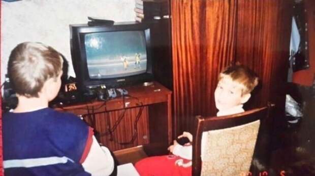 Парни играют в Мортал Комбат на Сеге. 1997 год Парни играют в Мортал Комбат на Сеге. 1997 год