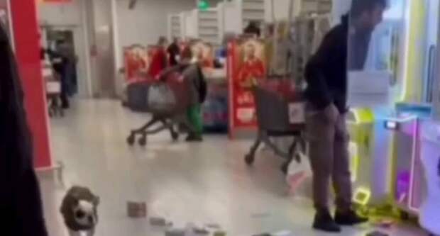 Мужчина вскрыл игровой автомат после проигрыша