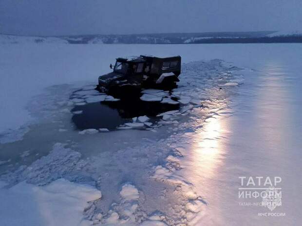 Татарстанда Кама елгасында ике балыкчы вездеходта боз астына төшеп киткән