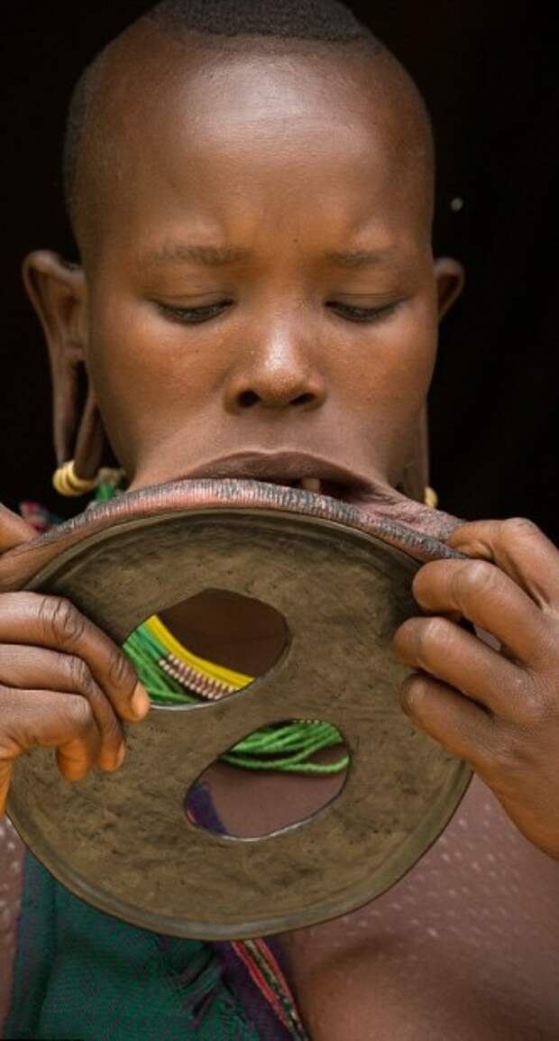 Эфиопская девушка с самым большим губным диском в мире-6