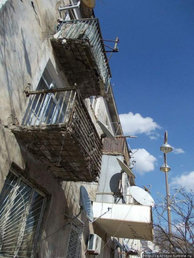 Нахичевань - город удивительных балконов (30 фото)