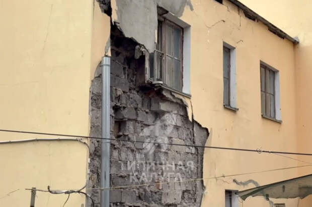 Две квартиры получили повреждения при обрушении стены старинного дома в Калуге