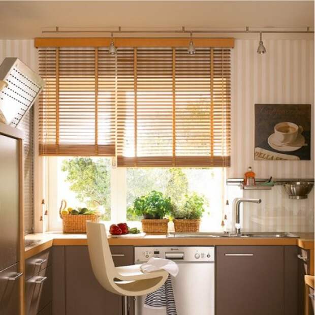 Горизонтальные жалюзи с деревянными ламелями в современном интерьере кухни