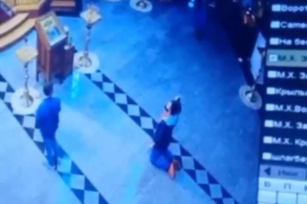 В храме Питера мужчина выстрелил себе в голову, стоя на коленями перед алтарём