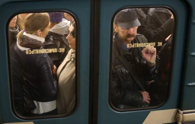 Руководителей московского метро обязали регулярно ездить на работу в подземке Руководителей московского метро обязали регулярно ездить на работу в подземке
