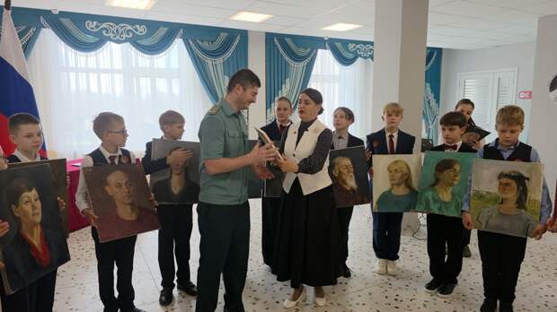 Изъятые в Пулково картины спустя год передали в школу Московского района