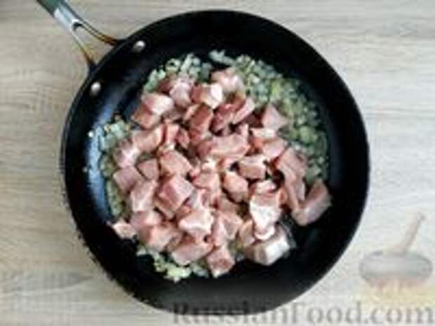 Фото приготовления рецепта: Тушёная картошка с мясом, грибами и сметаной - шаг №5
