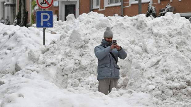 Москвичей из-за снегопада призвали пересесть на общественный транспорт