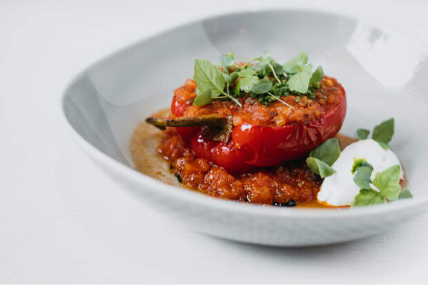 Перец, фаршированный растительным мясом, с соусом вьерж и базиликом