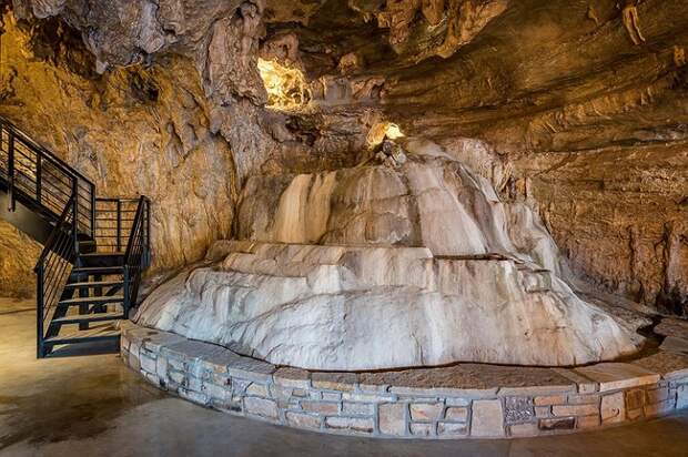 Интерьер не нарушил природную красоту пещеры.