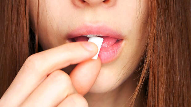 Стоматолог объяснила, почему жвачка не помогает от неприятного запаха изо рта