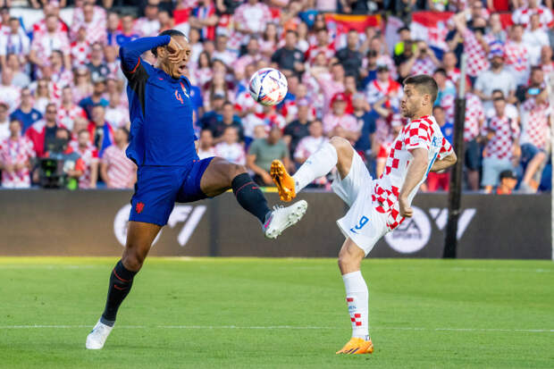 Голландцы на 96-й минуте сравняли счет в полуфинале Лиги наций с Хорватией, в матче будет дополнительное время