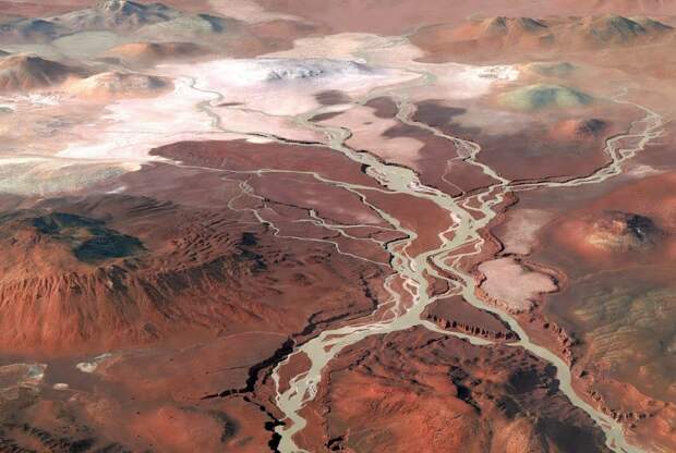 Ученые нанесли 16 текущих вопреки геологическим законам рек на карту Марса