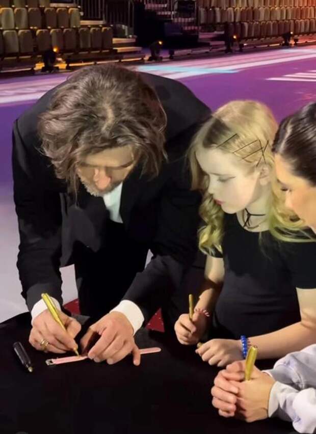 «Мила держится уверенно»: 7-летняя дочь Анастасии Заворотнюк вышла в свет с Петром Чернышёвым