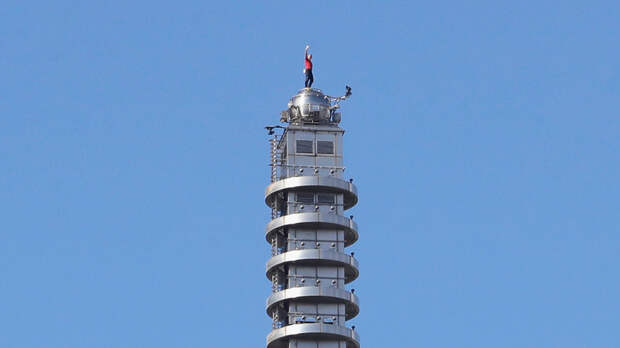 Скалолаз Хоннольд без страховки поднялся на 500-метровый небоскрёб Тайваня